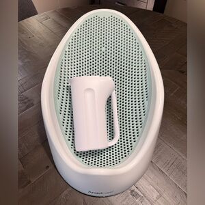 Angelcare Baby Bath Support with Frida Rinse Cup